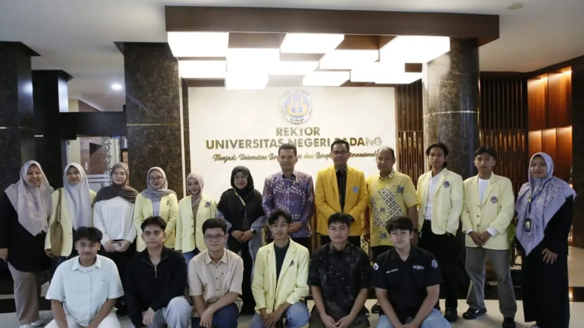 Rektor UNP Krismadinata bersama mahasiswa peserta Program Student Exchange Padang–Guiyang 2026 sebelum berangkat ke China.(Foto: KKPS)
