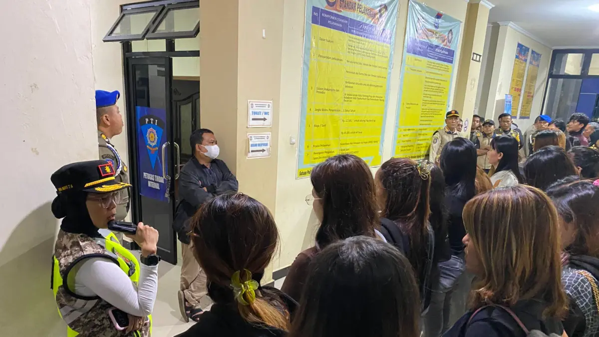 Satpol PP Payakumbuh menggelar razia tempat hiburan malam, hotel, dan lokasi biliar. Petugas mengamankan puluhan botol miras tanpa izin, puluhan LC, serta empat pasangan yang diduga bukan suami istri. (DOKUMENTASI SATPOL PP)