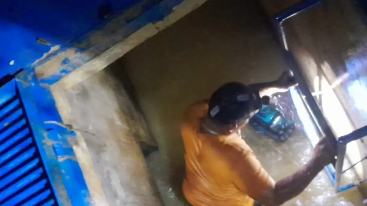 Seorang pekerja berjibaku membenahi intake Guo yang sempat off karena bendungan dihanyutkan air sungai yang deras Rabu (17/6) malam. (Humas Perumda AM Padang)