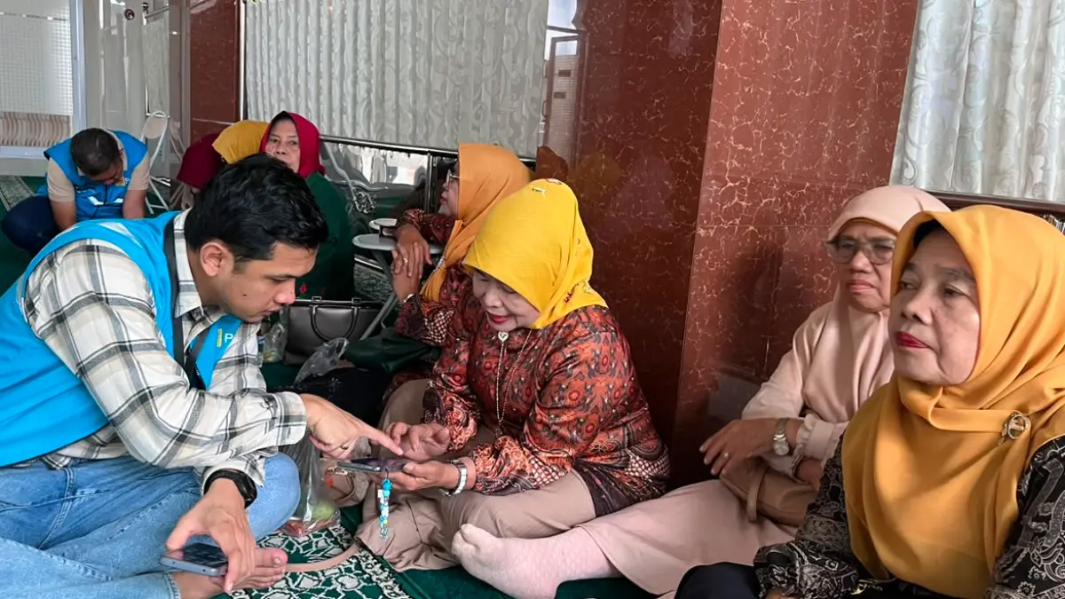 Tim PLN UP3 Padang memberikan edukasi penggunaan aplikasi PLN Mobile kepada anggota PWRI Kecamatan Lubuk Begalung, Kota Padang, dalam pertemuan rutin bulanan di Masjid Nurus Saadah.