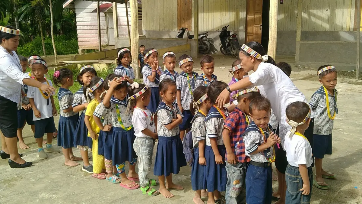 TK Margaretha Matotonan di bawah naungan Yayasan Margaretha yang berada di pedalaman Kecamatan Siberut Selatan sedang berbaris sebelum masuk lokal beberapa waktu yang lalu. (TIM LAMAN GURU)