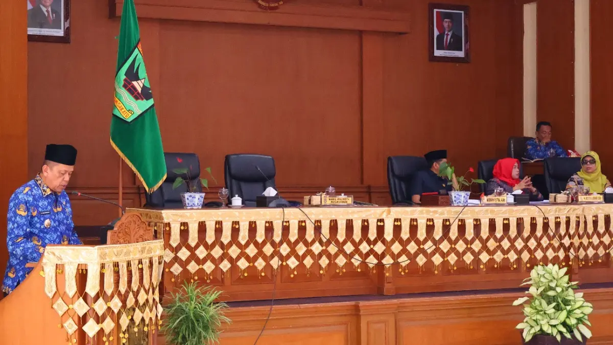 Wakil Wali Kota Payakumbuh Elzadaswarman menyampaikan jawaban Wali Kota terhadap pemandangan umum fraksi-fraksi DPRD dalam rapat paripurna DPRD Kota Payakumbuh, Rabu (17/6/2026).