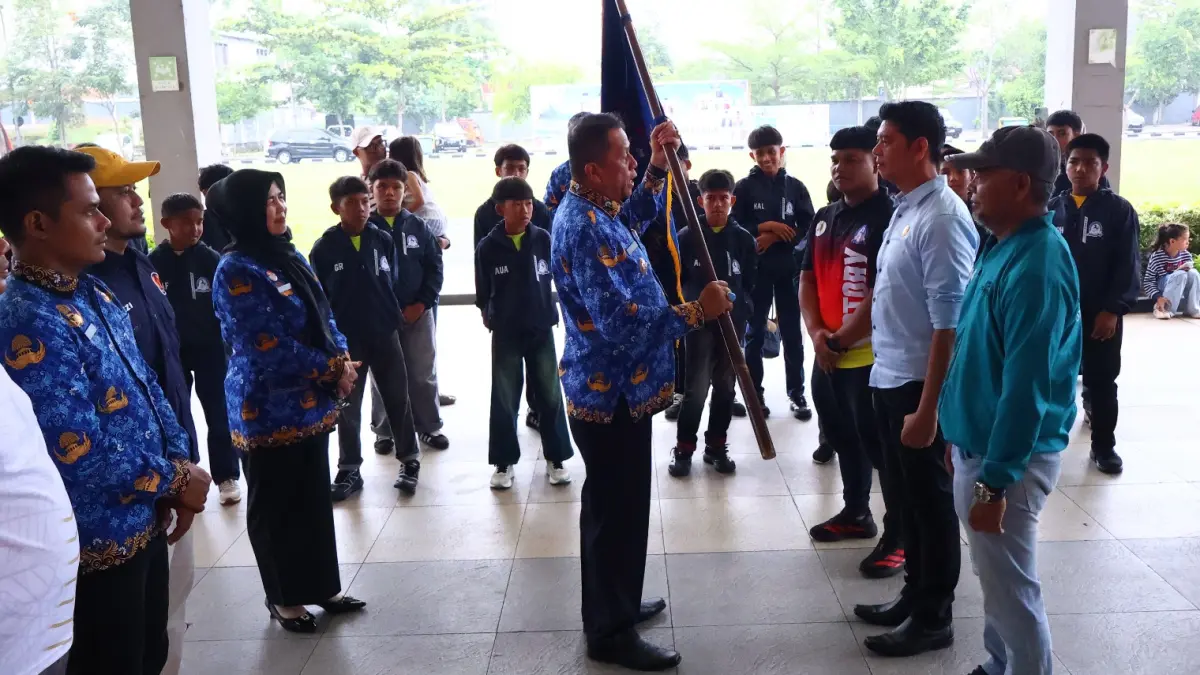 Wakil Wali Kota Payakumbuh Elzadaswarman menyerahkan bendera pataka kepada tim SSB Victory FS saat pelepasan kontingen menuju Kejurnas Piala KONI Pusat VII Tahun 2026 di Balai Kota Payakumbuh, Rabu (17/6/2026).