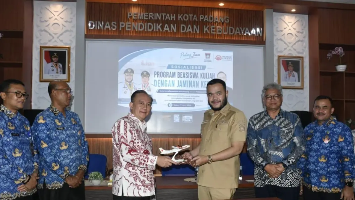 Wali Kota Padang Fadly Amran bersama Direktur Politeknik Kirana usai penandatanganan kerja sama program 40 beasiswa penerbangan.(Foto: Diskominfo)