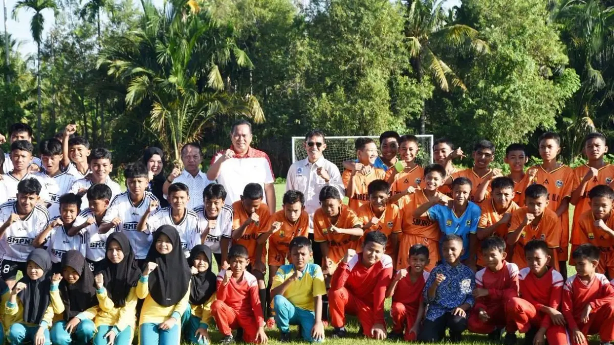 Wali Kota Pariaman Yota Balad bersama peserta Gala Siswa Indonesia (GSI) tingkat Kota Pariaman 2026 di Lapangan Sepak Bola AMS Pauh, Rabu (17/6/2026).