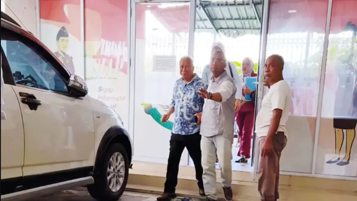 Rida K Liamsi menjalani proses pelimpahan tahap II di Kejaksaan Negeri Pekanbaru, Kamis (18/6/2026). Perkara dugaan penggelapan dalam jabatan di PT Riau Pos Intermedia segera dilimpahkan ke Pengadilan Negeri Pekanbaru untuk disidangkan. (Dok. Kejari Pekanbaru)