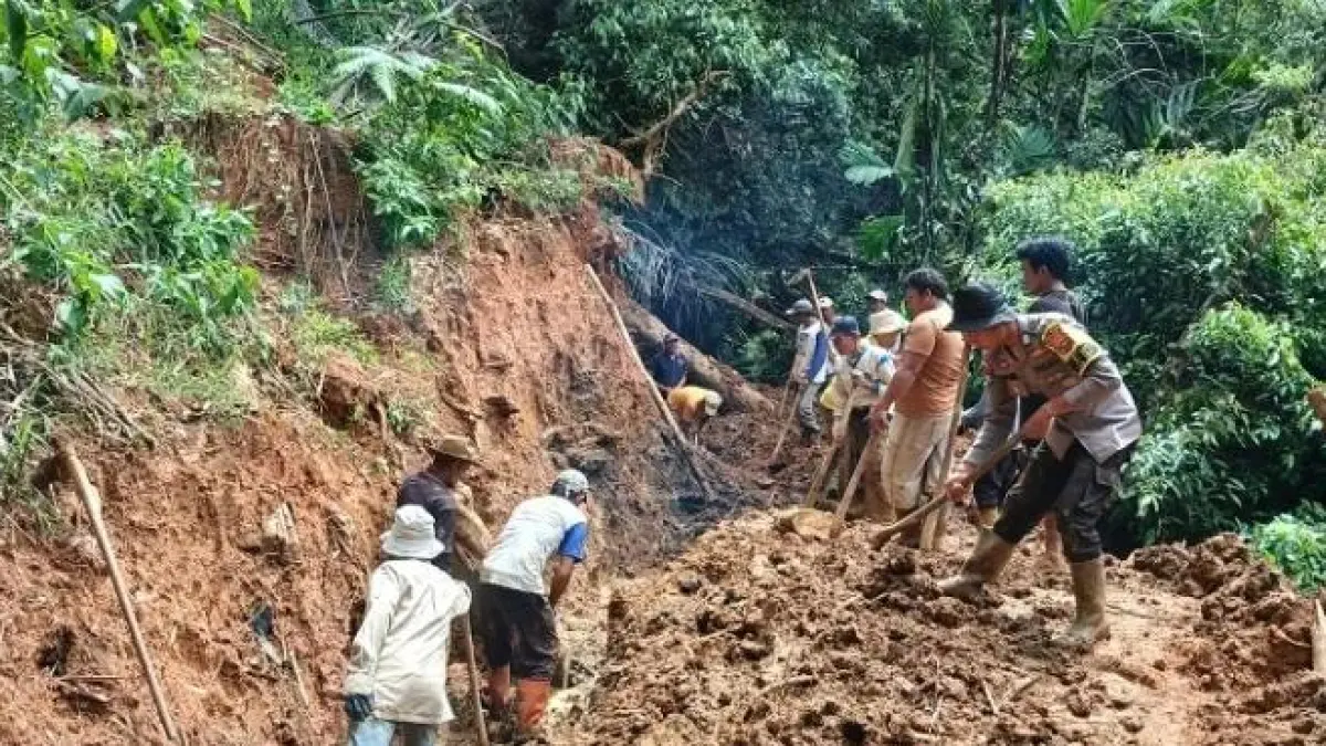 Bhabinkamtibmas Nagari Tigobalai Brigpol Anna Hababil bersama warga bergotong royong membersihkan material longsor, semak dan kayu yang menyumbat saluran irigasi di Banda Baru, Dusun Basuik, Jorong Cubadaklilin, Kecamatan Matur, Kamis (18/6). Pembersihan dilakukan untuk mengembalikan kelancaran aliran air ke sawah dan ladang masyarakat. (ANIZUR UNTUK PADEK)