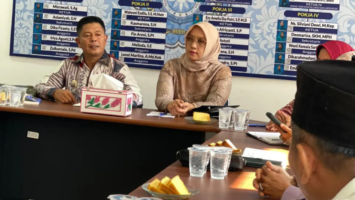 Bupati Pasaman Welly Suhery memimpin rapat pengurus YAPPAT di Aula TP PKK Pasaman, Jumat (19/6). Dalam pertemuan itu, Bupati menyoroti keterbatasan anggaran yayasan dan mengusulkan pembentukan jaringan donatur tetap untuk mendukung pembinaan anak-anak berkebutuhan khusus di Kabupaten Pasaman. (WILIAN/PADEK)