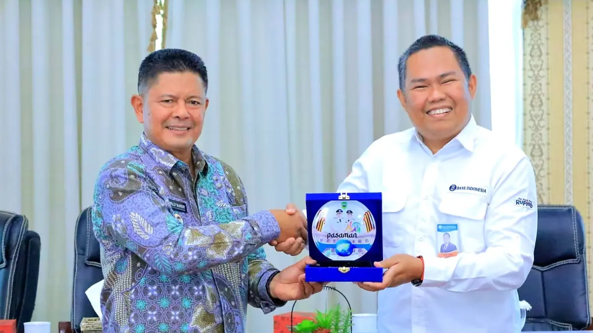 Deputi Kepala Perwakilan Bank Indonesia Provinsi Sumatera Barat, Sudarta, menyampaikan paparan di hadapan Forkopimda dan kepala OPD di lingkungan Pemerintah Kabupaten Pasaman saat High Level Meeting (HLM) di Balerong Pusako Anak Nagari, Rumah Dinas Bupati Pasaman, Kamis (18/6). 
