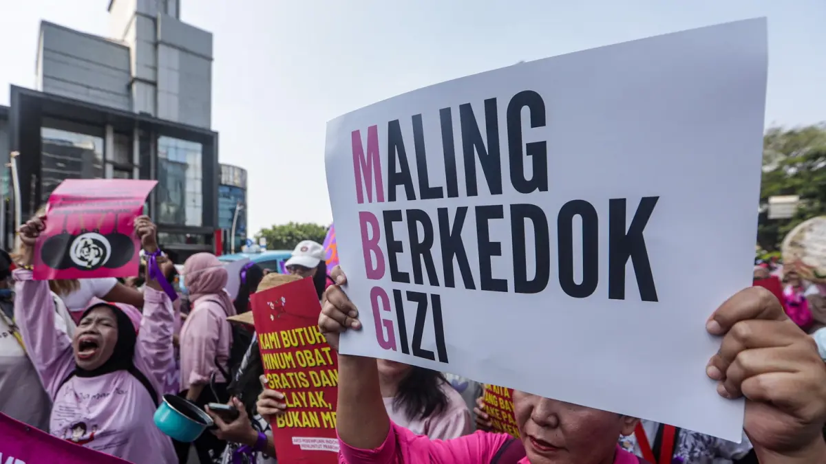 Massa yang tergabung dalam Aliansi Perempuan Indonesia (API) menggelar aksi unjuk rasa di Jakarta, Kamis (18/6). Dalam aksinya, mereka menuntut pemerintah menghentikan program Makanan Bergizi Gratis (MBG) yang dinilai membebani Anggaran Pendapatan dan Belanja Negara (APBN). Para peserta aksi membawa poster berisi berbagai tuntutan serta panci yang dipukul sebagai bentuk protes. (SALMAN TOYIBI/JPG)