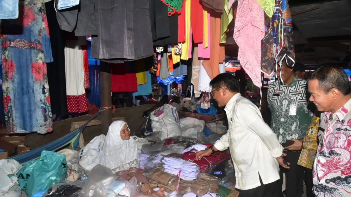 Bupati Padangpariaman, John Kenedy Azis, saat memantau harga kebutuhan pokok di Pasar Pakandangan, Jumat (19/6). (ARIS/PADEK)