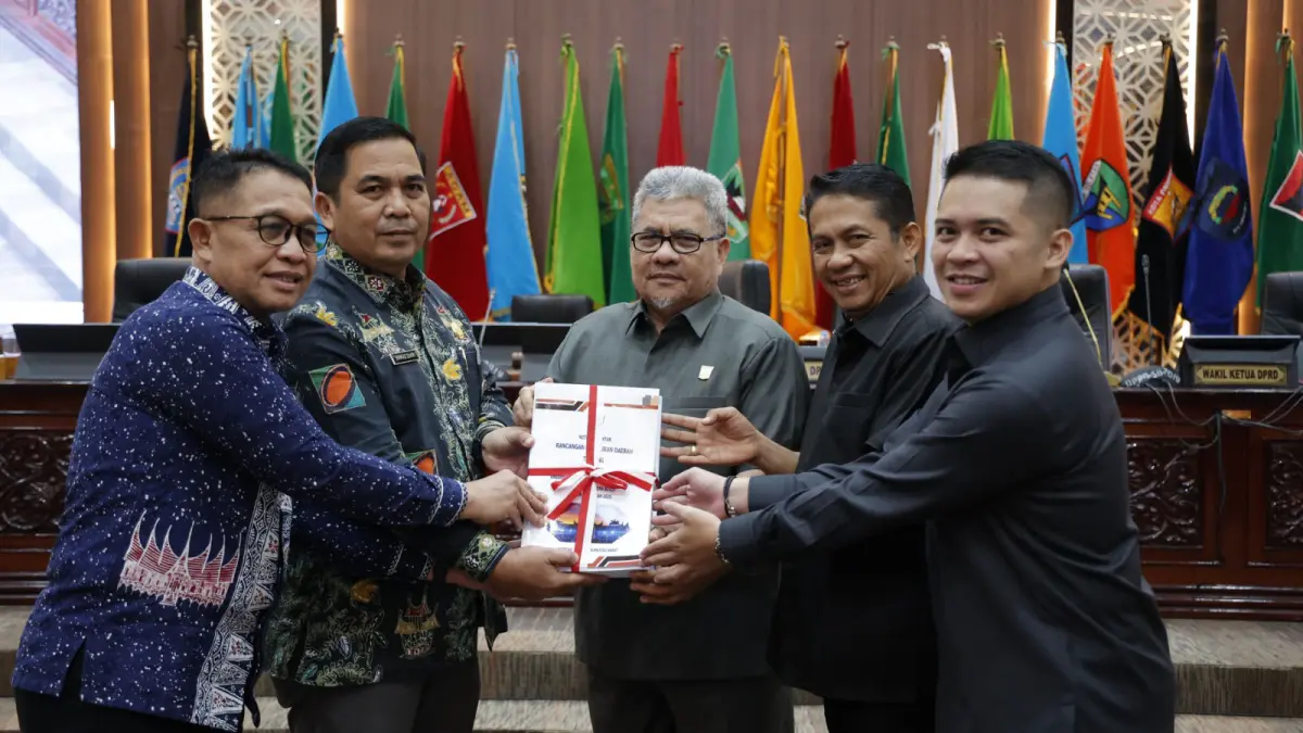 DPRD Sumbar menggelar rapat paripurna penetapan usulan Ranperda di luar Propemperda, Kamis (18/6). (DOK DPRD SUMBAR)
