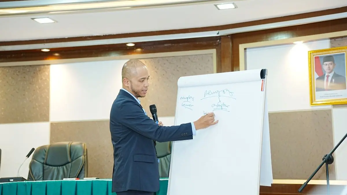 Dr. Edmi Edison, M.D., Ph.D memberikan pemaparan dalam kuliah umum di Universitas Andalas (Unand) di Ruang Sidang Senat, baru-baru ini. (DOK UNAND)