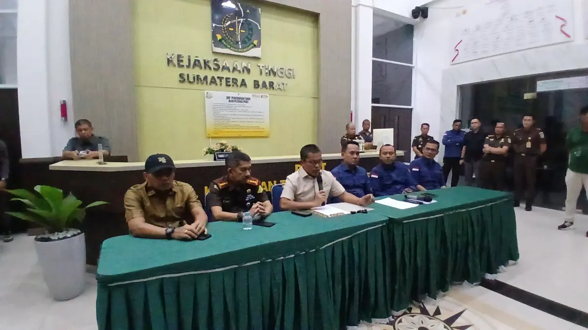 Jajaran Kejati Sumbar saat melakukan konferensi pers penahanan tersangka kasus gratifikasi Kampus III UIN Imam Bonjol, Kamis (18/6) malam. (SUYUDI/PADEK)