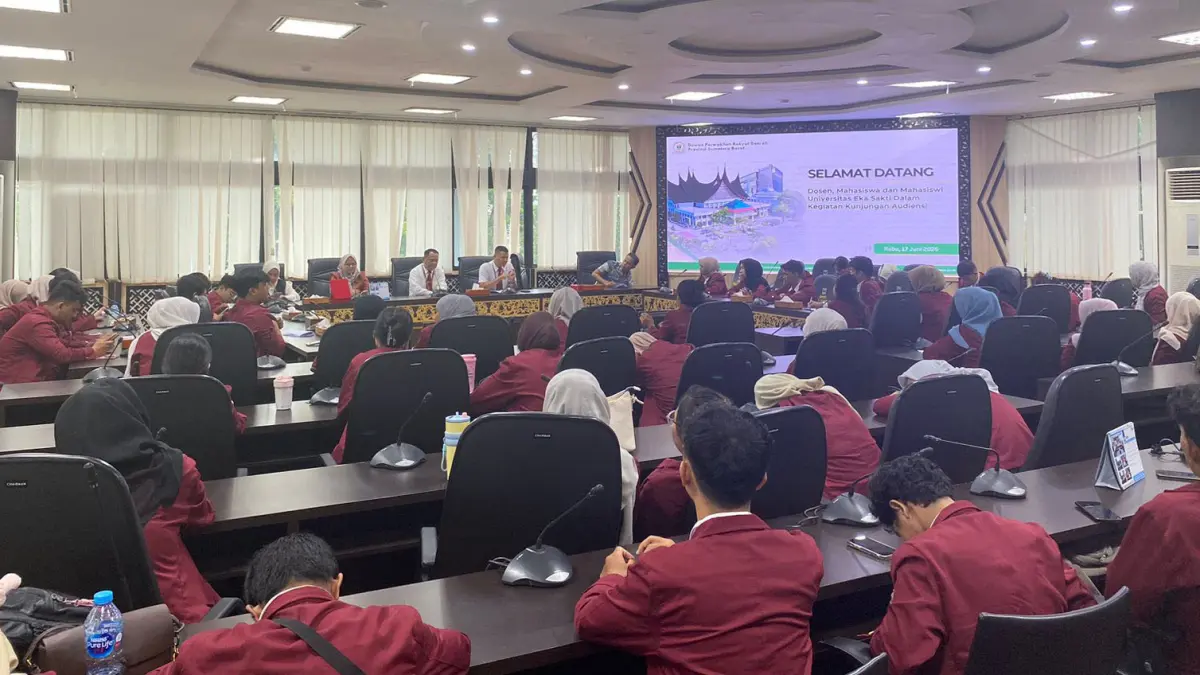 Kabag Persidangan dan Perundang-Undangan Sekretariat DPRD Provinsi Sumbar, Dahrul Idris, menerima kunjungan audiensi dosen serta mahasiswa Universitas Eka Sakti di Ruang Khusus I DPRD Sumbar, Rabu (17/6). (DOK DPRD SUMBAR)
