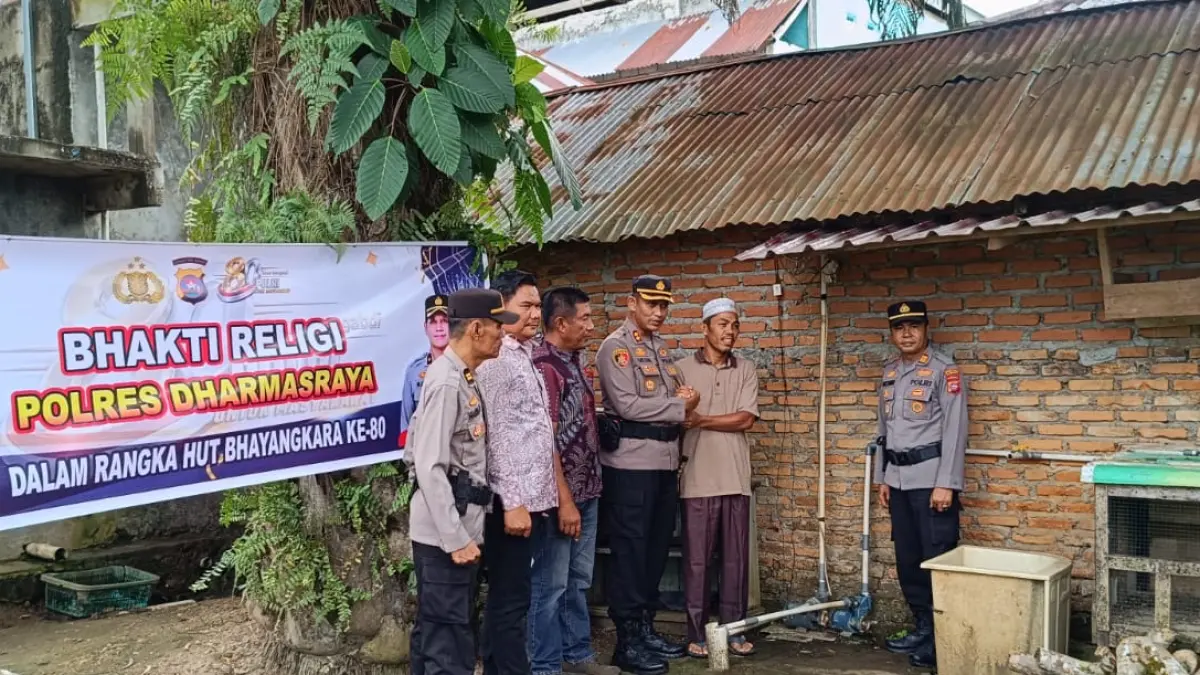 Kapolres Dharmasraya AKBP Kartyana Widyarso Wardoyo Putro memimpin kegiatan bhakti religi di Ponpes Pembangunan Pulau Punjung dalam rangka menyambut Hari Bhayangkara ke-80, Jumat (19/6/2026).