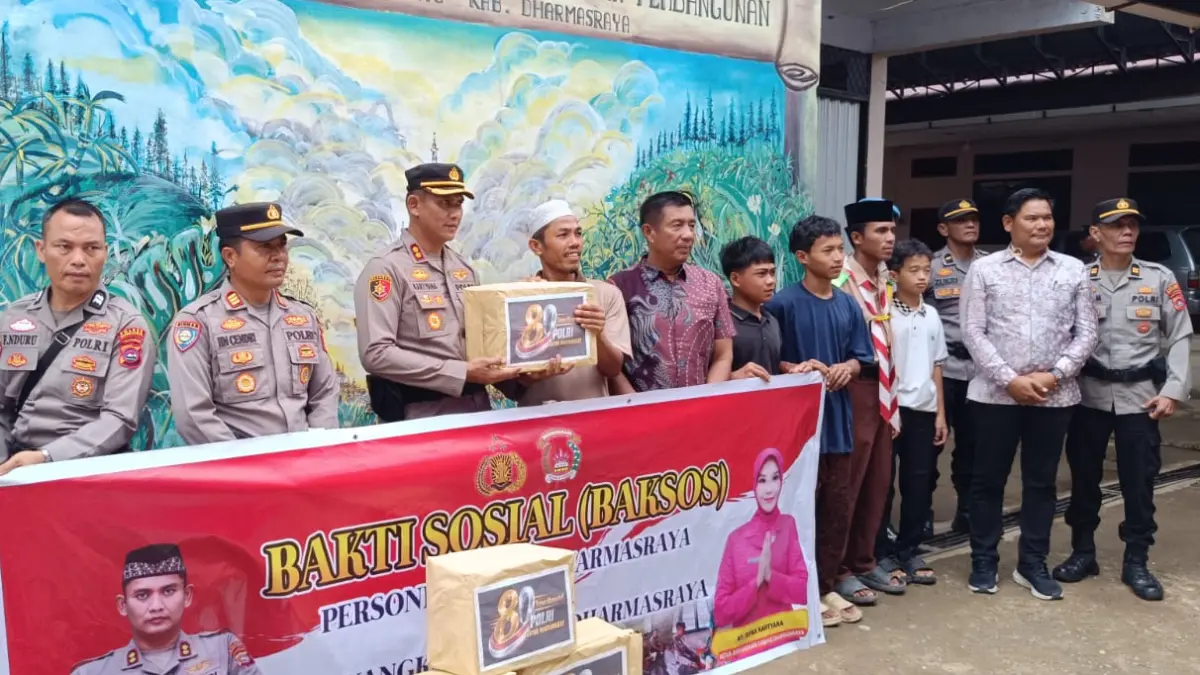 Kapolres Dharmasraya AKBP Kartyana Widyarso Wardoyo Putro menyerahkan bantuan sosial kepada Yayasan Panti Asuhan Pondok Pesantren Pembangunan Pulau Punjung dalam rangka Hari Bhayangkara ke-80, Jumat (19/6/2026).