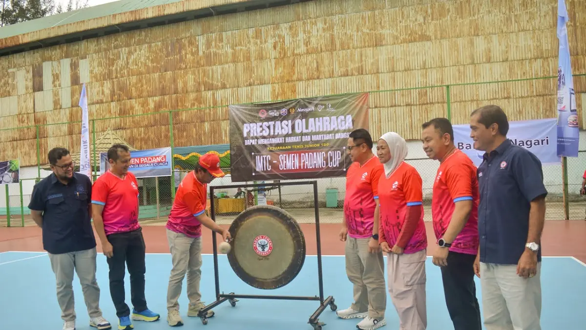 Pembukaan Kejurnas Junior Tenis IMTC–Semen Padang Cup 2026 ditandai pemukulan gong oleh Dirut PT Semen Padang Pri Gustari Akbar, disaksikan tokoh olahraga dan mantan atlet tenis nasional Irawati Moerid.