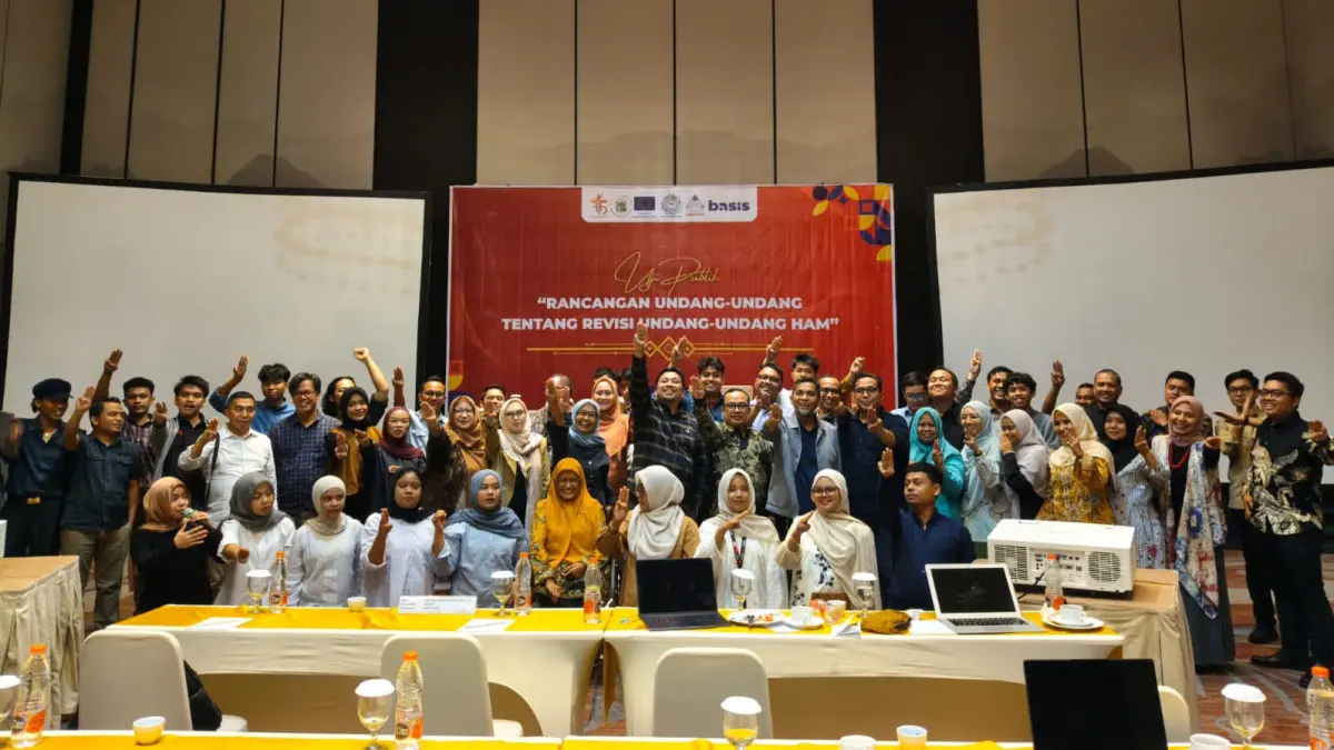 Peserta dan narasumber foto bersama usai diskusi  di Hotel Santika Premiere Padang, Kamis (18/6).