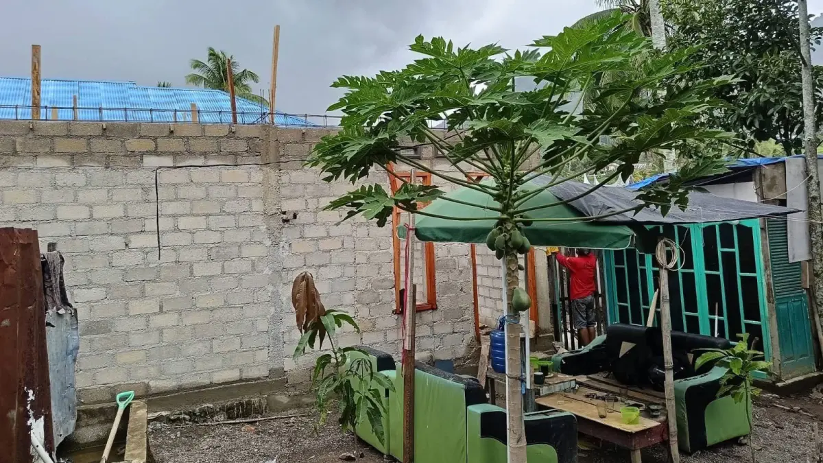 Rumah tidak layak huni dibedah pada Program Bakti Sosial Hari Bhayangkara ke-80  untuk keluarga Gusti Ayu di Nagari Koto Hilalang, Kecamatan Kubung, Kabupaten Solok, Kamis (18/6).