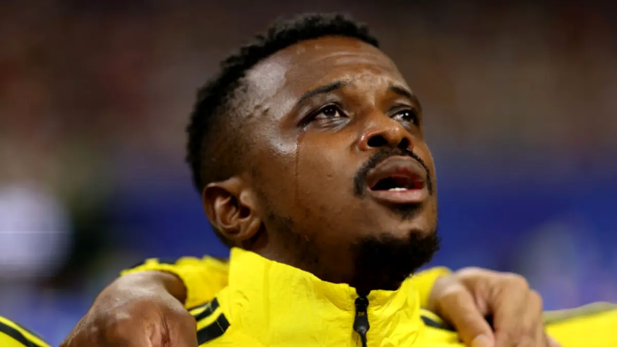 Teboho Mokoena meneteskan air mata saat lagu kebangsaan Afrika Selatan dikumandangkan sebelum laga Piala Dunia 2026 melawan Ceko.(Foto: X  @BafanaBafana)
