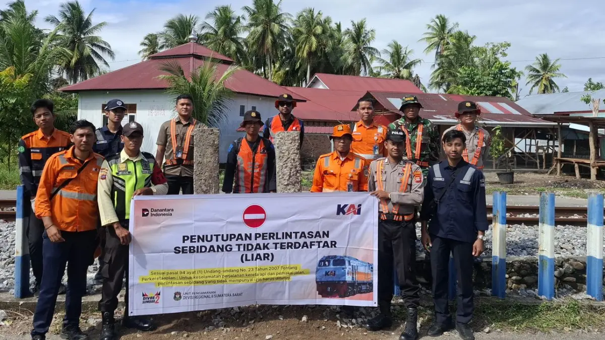 Tim KAI Divre II Sumbar bersama sejumlah instansi terkait menutup perlintasan liar di jalur kereta api Lubuk Alung-Pariaman dan Pariaman-Naras sebagai upaya meningkatkan keselamatan perjalanan kereta api dan pengguna jalan.