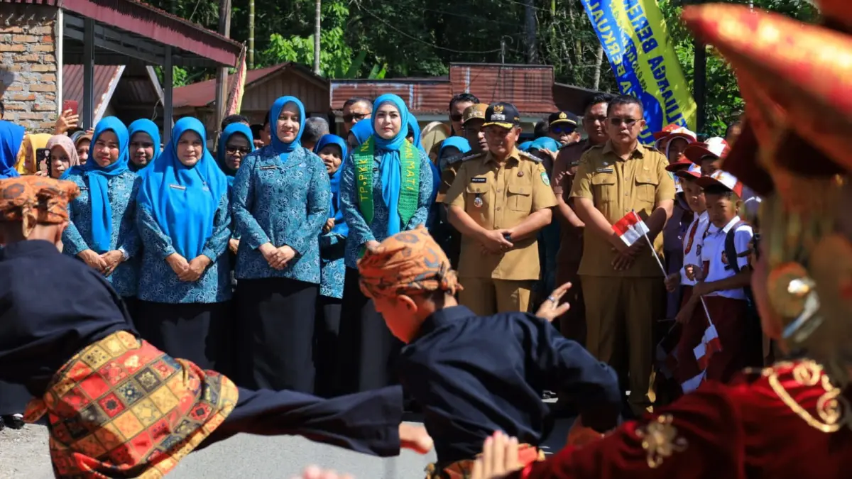 Tim Penilai TP-PKK Provinsi Sumatera Barat, Ny. Dianita Maulin Vasko, bersama Bupati Pasaman Welly Suhery, Ketua TP-PKK Pasaman Lusi Welly, dan jajaran OPD, saat Penilaian Gerakan PKK di Simpang Alahan Mati, Senin (15/6). (DOK DISKOMINFO)