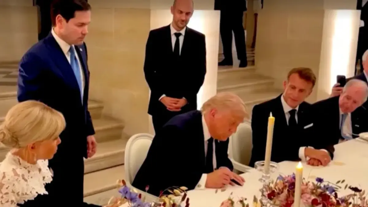 Trump menandatangani memorandum dengan Iran di Istana Versailles. (Reuters)