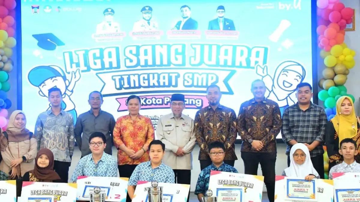 Wakil Wali Kota Padang Maigus Nasir bersama para juara Liga Sang Juara 2026 yang diikuti 15.000 siswa SMP se-Kota Padang di Bagindo Aziz Chan Youth Center.(Foto: Diskominfo)