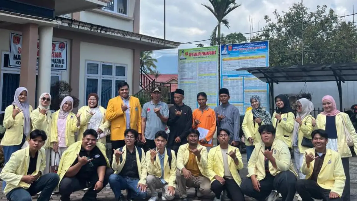 Wali Nagari Panampuang Etriwarmon, S.Pd bersama dosen pendamping lapangan dan mahasiswa KKN UNP.