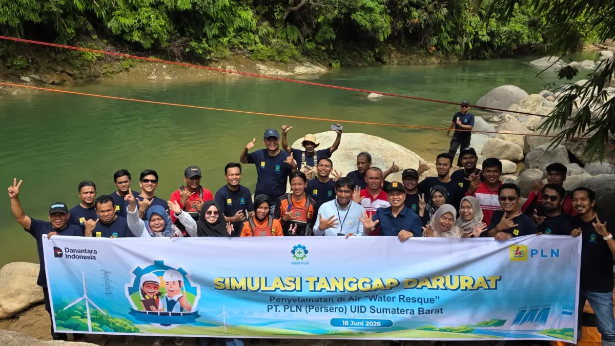 General Manager PLN UID Sumbar Ajrun Karim bersama Tim TARUNA mengikuti kegiatan Tanggap Darurat Water Rescue di Sungai Aie Bangek, Kota Padang, sebagai upaya memperkuat kesiapsiagaan menghadapi kondisi darurat.