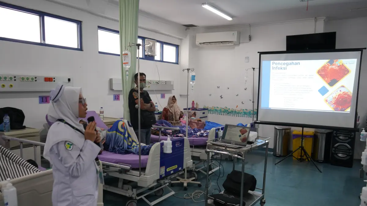 Instalasi Humas dan Promosi Kesehatan, RSUP Dr M. Djamil menggelar kegiatan edukasi kesehatan bertema “Perawatan di Rumah Setelah Kemoterapi” di Unit Kemoterapi, Jumat (19/6). (DOK RSUP DR M DJAMIL)