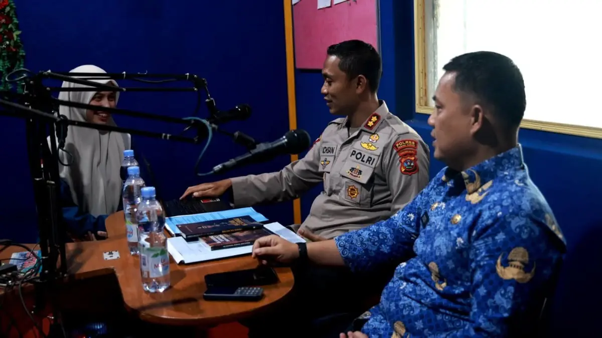 Kapolres Tanahdatar AKBP Nur Ichsan Dwi Septiyanto saat berdialog dengan mahasiswa UIN Mahmud Yunus Batusangkar dalam siaran interaktif Radio Luhak Nan Tuo, Rabu (17/6). (DOK POLRES TANAHDATAR)