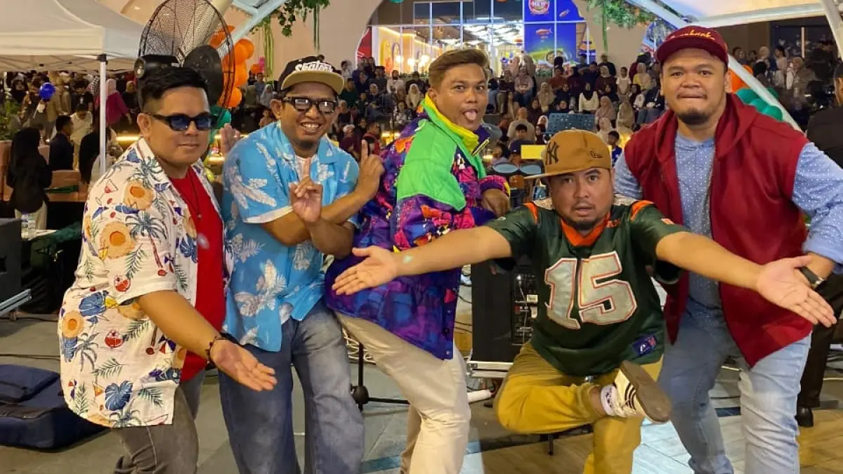Para personel Suway Band berfoto bersama usai tampil di Basko City Mall Padang, beberapa waktu lalu. (DOKUMENTASI SUWAY BAND)