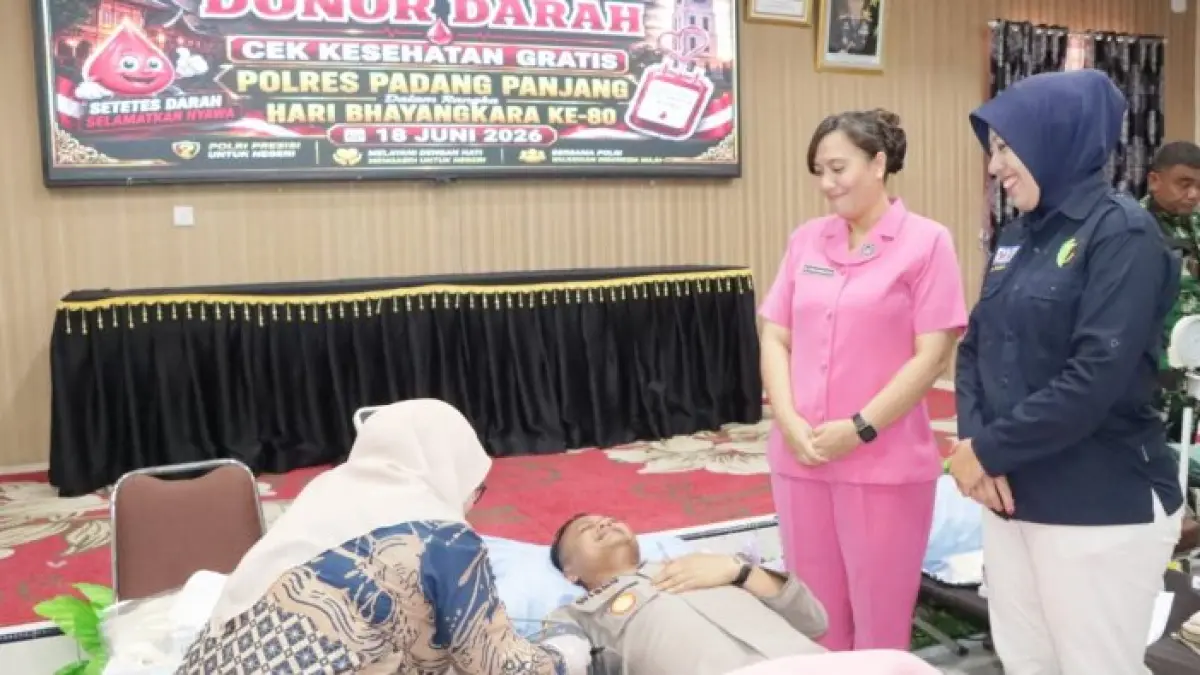 Pelaksanaan donor darah dan pemeriksaan kesehatan gratis di Aula Tathya Dharaka Mapolres Padangpanjang, Kamis (18/6). Kegiatan dalam rangka Hari Bhayangkara ke-80 tersebut menjadi wujud pelayanan kemanusiaan Polri kepada masyarakat.