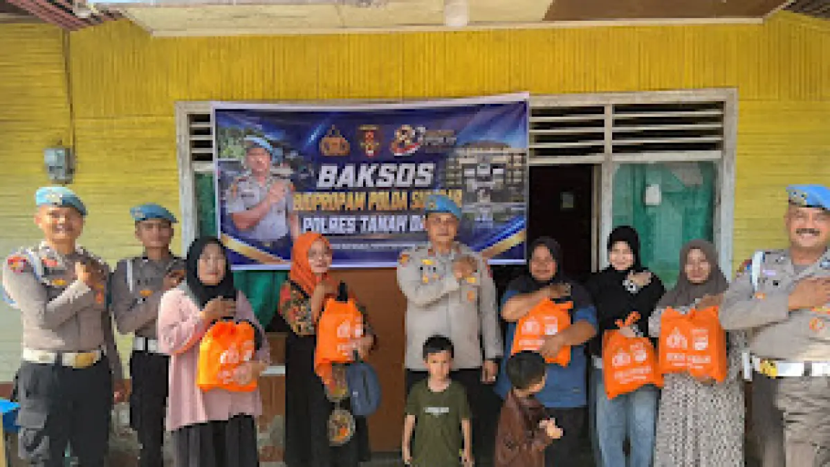 Personel Sipropam Polres Tanahdatar saat berbagi sembako kepada warga yang membutuhkan di Jorong Bukit Gombak, Nagari Baringin, Kecamatan Limakaum, Kabupaten Tanahdatar, Jumat (19/6). 