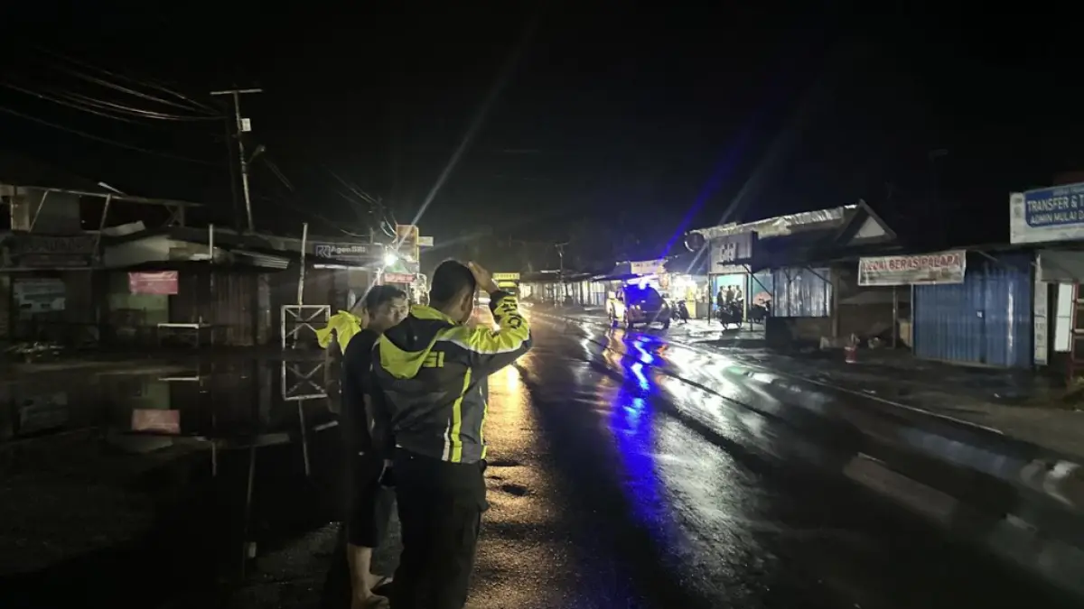 Petugas Satlantas Polres Padangpariaman melakukan olah tempat kejadian perkara (TKP) kecelakaan diduga tabrak lari di depan SPBU Palapa, Nagari Palapa, Kecamatan Batanganai, Kabupaten Padangpariaman, Sabtu (20/6/2026). (Dok. Satlantas Polres Padangpariaman)