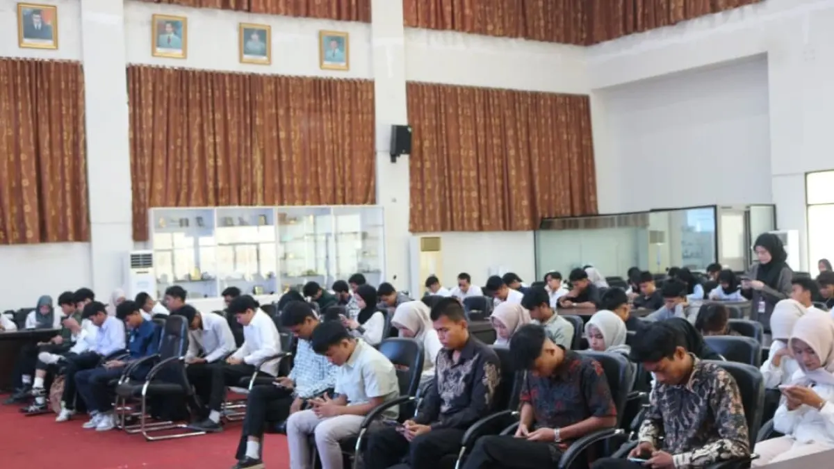 Ratusan siswa mengikuti seleksi ikatan dinas dan beasiswa Politeknik Kirana yang difasilitasi Pemko Padang untuk membuka akses kuliah gratis.(Foto: Diskominfo)
