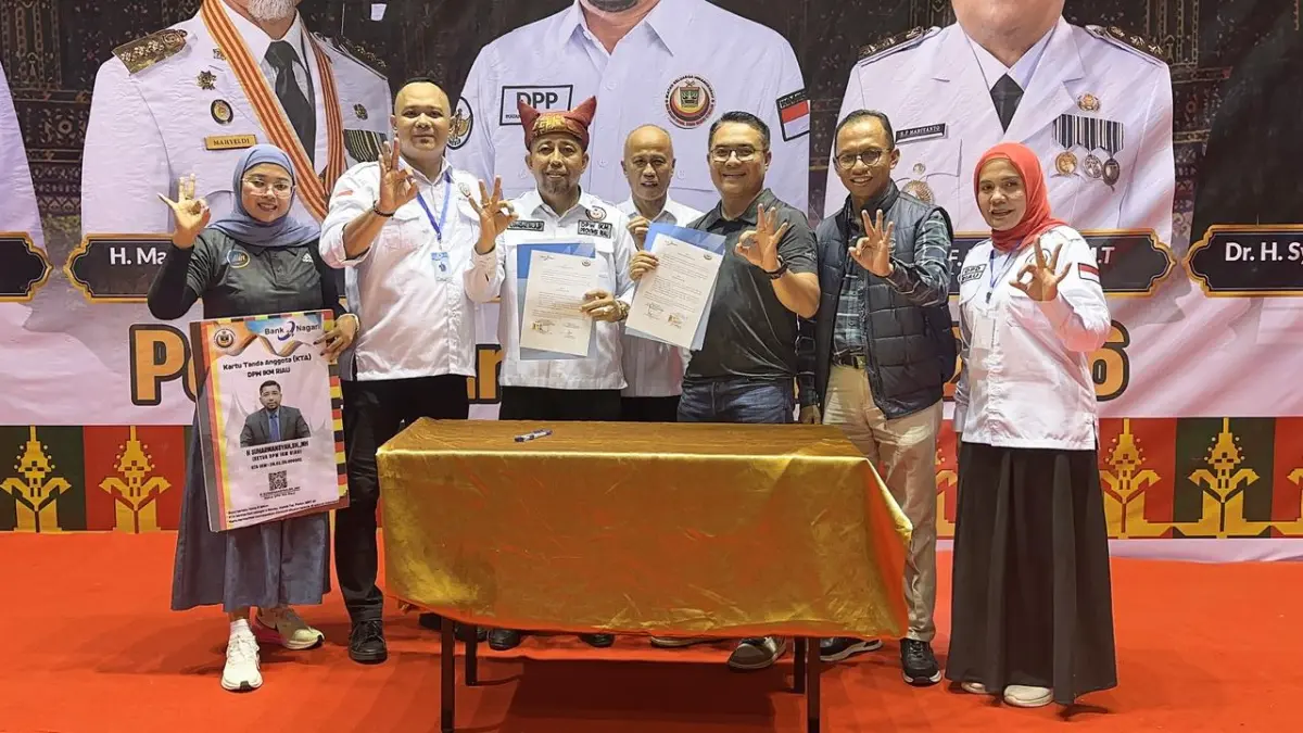 Bank Nagari Cabang Pekanbaru menandatangani kerja sama dengan IKM Provinsi Riau dan UMKM binaan untuk memperluas akses layanan perbankan, mendukung inklusi keuangan, dan mendorong pertumbuhan ekonomi masyarakat Minang di perantauan. (DOKUMENTASI BANK NAGARI)