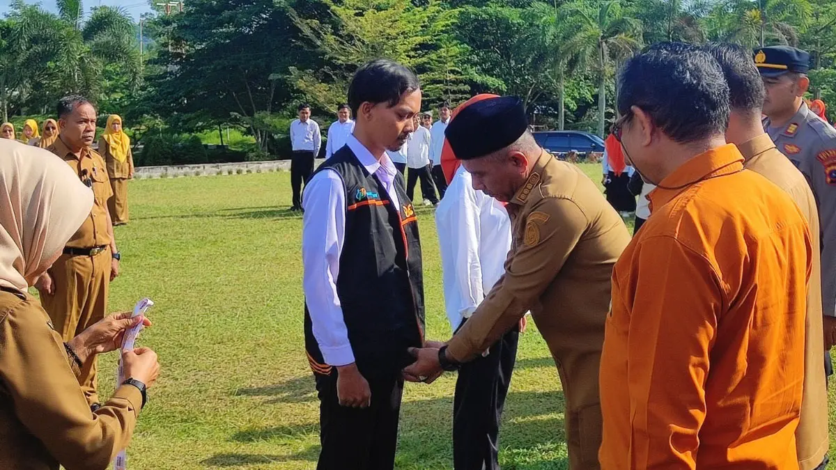 Bupati Limapuluh Kota, Safni memasangkan rompi kepada petugas SE 2026 secara simbolis di Halaman Kantor Bupati Limapuluh Kota, baru-baru ini. (DOK BPS)