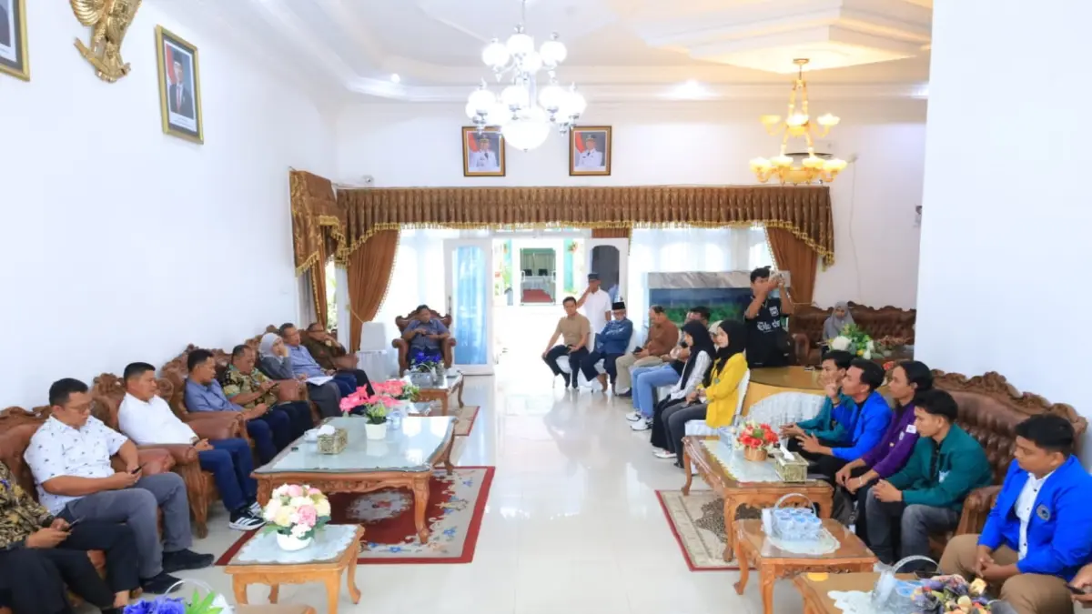 Bupati Pasaman Welly Suhery didampingi staf ahli, para asisten dan jajaran Pemkab Pasaman menerima perwakilan mahasiswa dalam audiensi di Rumah Dinas Bupati Pasaman, Sabtu (20/6). (DOK Diskominfo Pasaman)