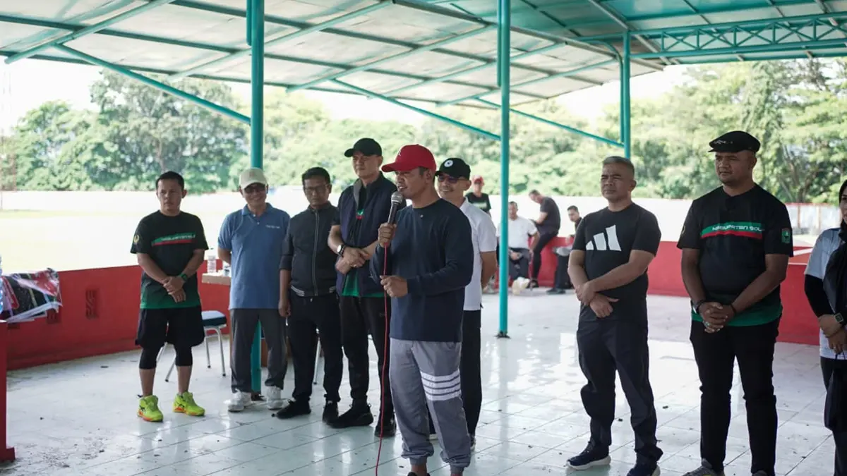 Bupati Solok, Jon Firman Pandu, saat memberikan motivasi bagi atlet sepak bola pada seleksi serbuka pemain sepak bola Kabupaten Solok  yang akan memperkuat kontingen menuju Porprovdi GOR Batubatupang, Kotobaru, Minggu (21/6). (DILA/PADEK)