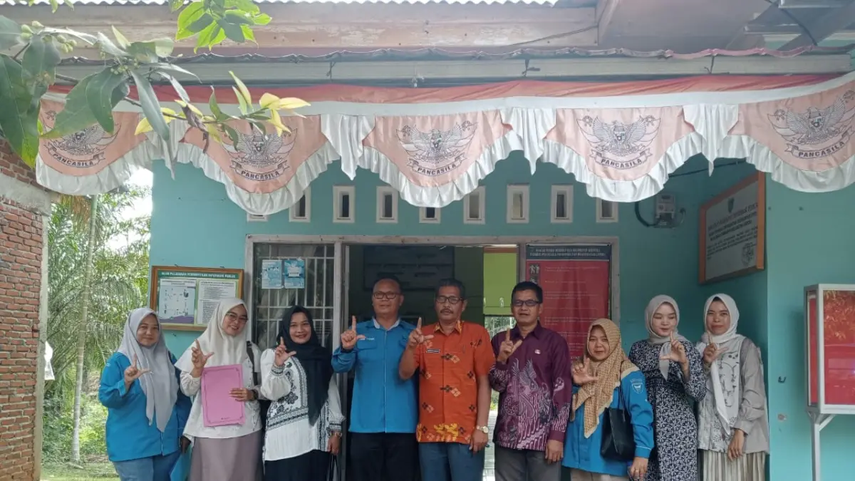 Kepala Dinas Perpustakaan dan Kearsipan Pesisir Selatan, Adril Yesmen (empat dari kiri), berfoto bersama jajaran Kecamatan Airpura, pemerintah nagari, dan pengelola perpustakaan usai penilaian Pustaka Nagari di Kantor Wali Nagari Muara Inderapura, Sabtu (21/6). (DOK Kecamatan Airpura)