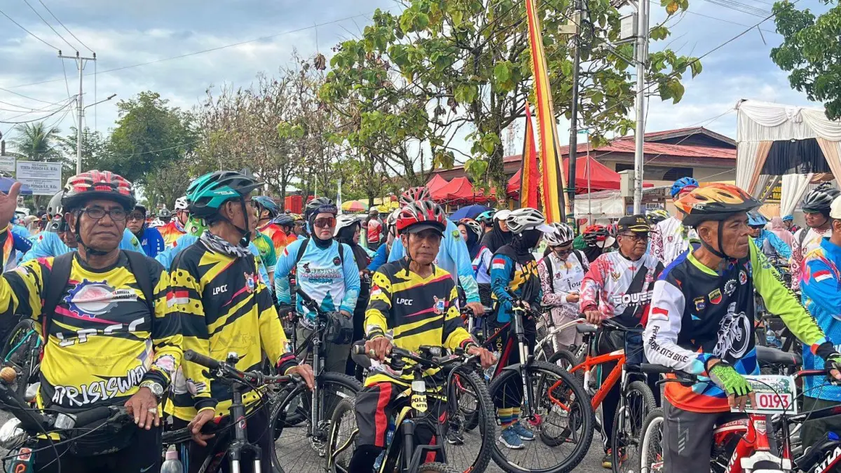 Gowes Amal Fun & Adventure Pariaman diikuti ribuan pesepeda dari Sumatera. Event sport tourism ini mendukung pembangunan masjid dan ekonomi.