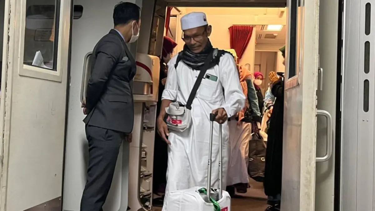 Jamaah haji Kloter 14 saat tiba di Bandara Internasional Minangkabau, Sabtu (20/6) dini hari. (DOK KEMENHAJ SUMBAR)