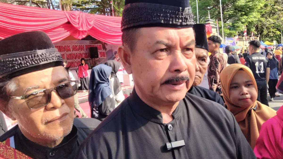 Ketua LKAAM Sumbar Fauzi Bahar menyampaikan pandangan terkait pencegahan narkoba dan LGBT dalam kegiatan deklarasi bersama di Kota Padang, Minggu (21/6/2026).