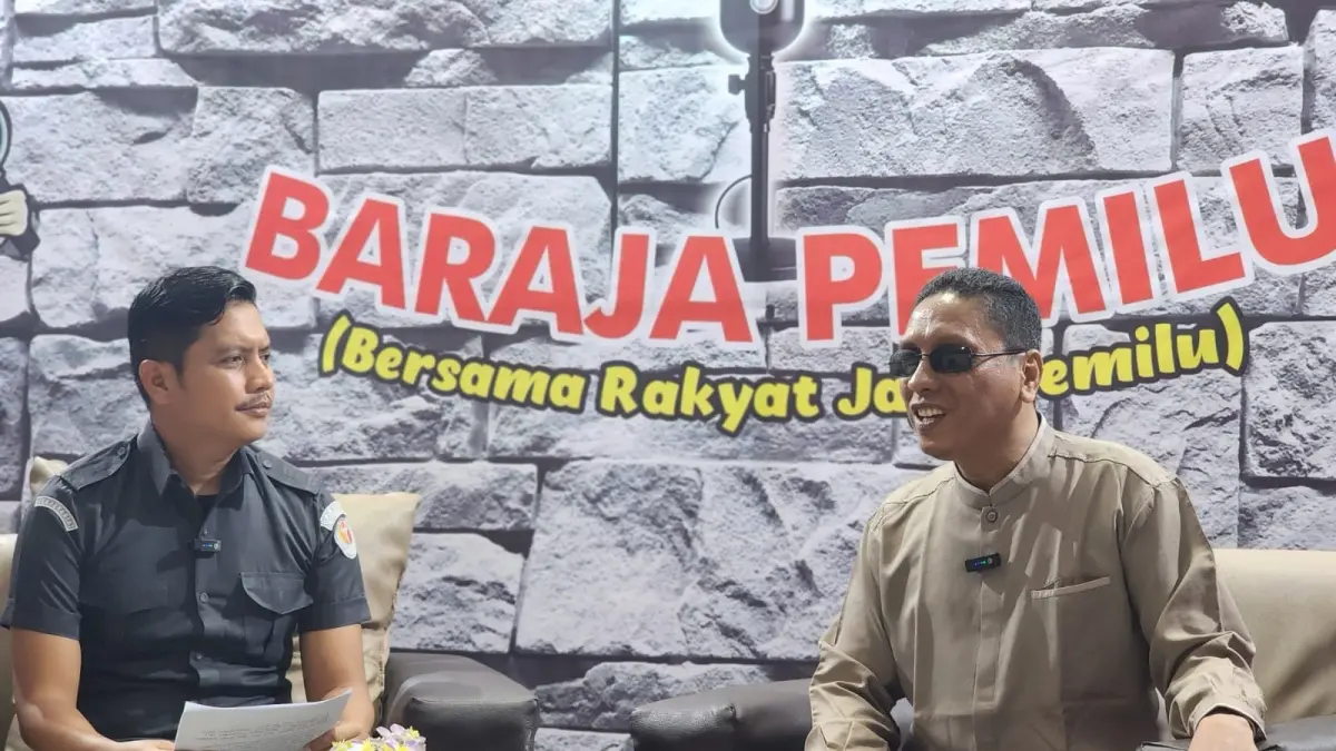Ketua Pertuni Pessel, Suherman (kanan), menyampaikan paparan saat menjadi narasumber dalam Podcast Baraja Pemilu yang digelar Bawaslu Pessel, Sabtu (20/6). (DOK BAWASLU)