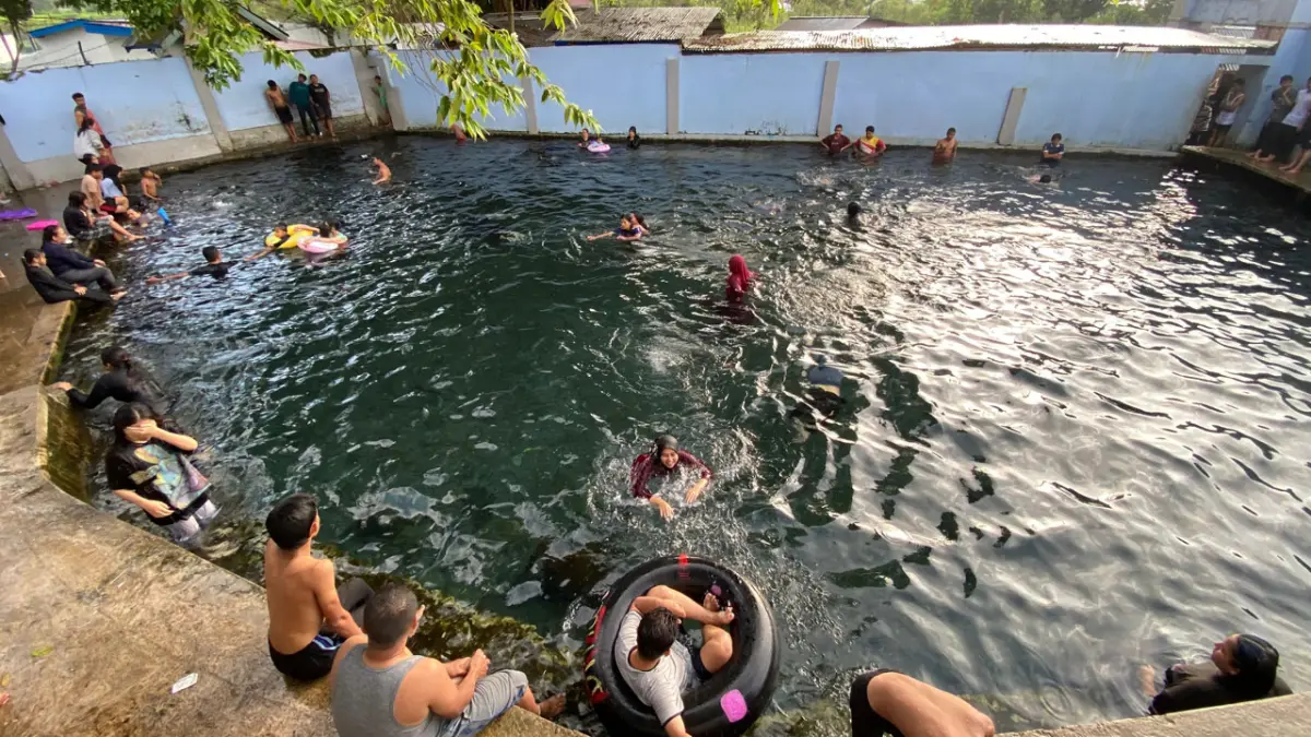 Sejumlah pengunjung tampak memadati kawasan pemandian Batang Tabik di Nagari Sungai Kamuyang, Kecamatan Luak, Limapuluh Kota, Minggu (21/6). (SY RIDWAN/PADEK)