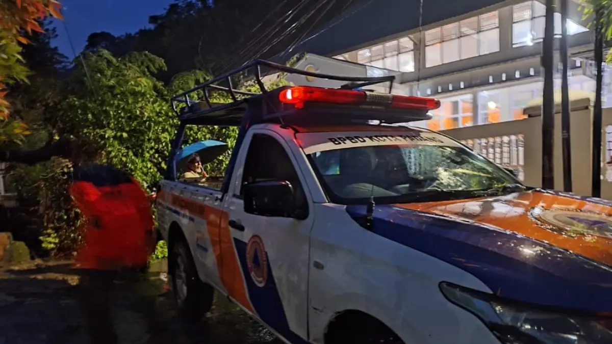 Tim BPBD Padang menuju lokasi longsor untuk evakuasi, pengendara yang ingin menuju Pesisir Selatan diimbau menahan diri dulu hingga longsor dapat diatasi.(Foto: Diskominfo)