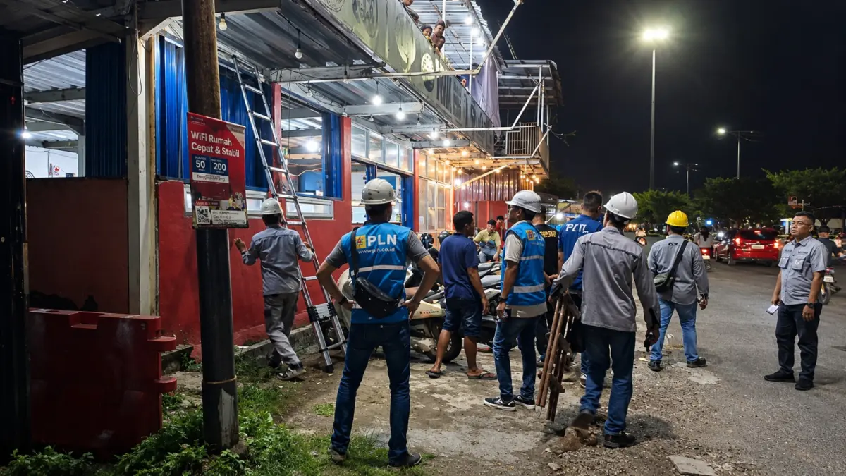 Tim gabungan PLN UP3 Padang, Bapenda Kota Padang, dan Kepolisian melakukan Penertiban Pemakaian Tenaga Listrik (P2TL) di kawasan wisata Pantai Taplau untuk mencegah risiko kecelakaan dan kebakaran akibat instalasi listrik yang tidak sesuai standar.